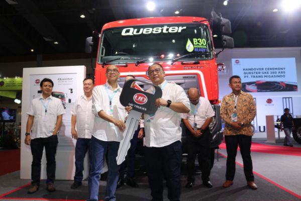 Serah Terima Simbolis UD Trucks Quester GKE 280 ABS kepada PT Trans Migasindo di GIICOMVEC 2020