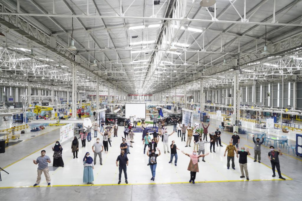 50 Tahun Produksi dan Perakitan Mobil Penumpang, Mercedes-Benz Rayakan di Pabrik Wanaherang