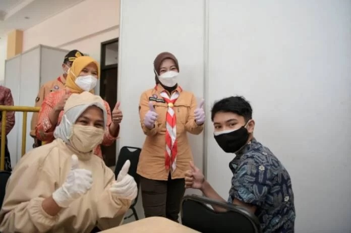 Atalia Ridwan Kamil Tinjau Sentra Vaksinasi COVID-19 di Cimahi