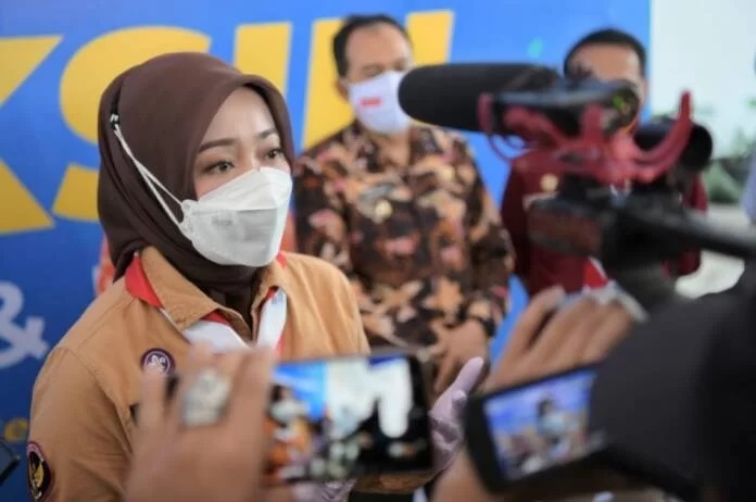 Atalia Ridwan Kamil Serahkan Hadiah Rumah dan Motor kepada Pejuang COVID-19