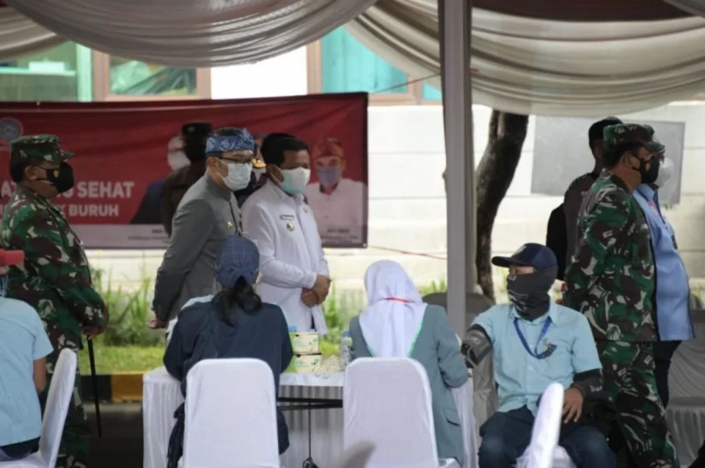 Ridwan Kamil Dampingi Kapolri dan Panglima TNI Tinjau Vaksinasi Massal Buruh