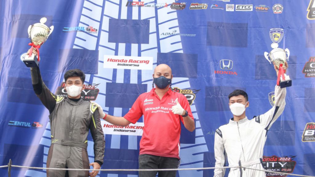 Pembalap muda tim HRI, Naufal Rafif Busro berhasil meraih podium pertama di kelas ITCR 1.200 Rising Star. | jakartainsight.com