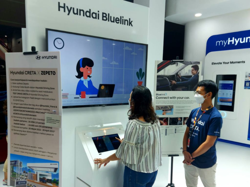 Booth Hyundai di IIMS 2022 dipadati pengunjung yang ingin melihat teknologi Hyundai Bluelink. | jakartainsight.com