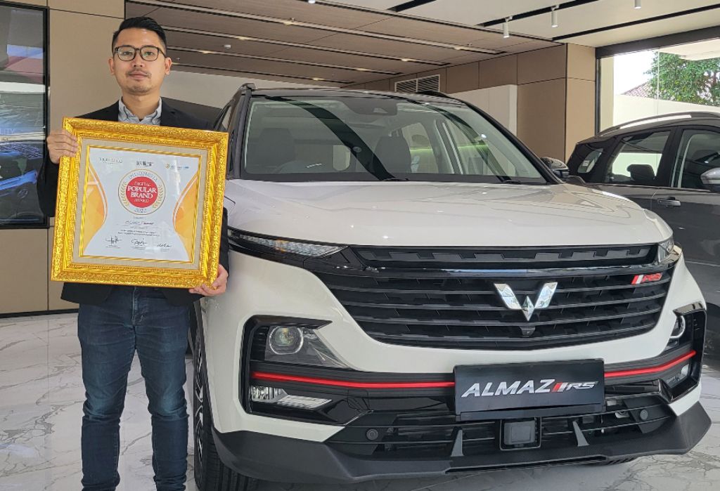 Wuling Almaz RS Raih Penghargaan Indonesia Digital Popular Brand Award 2022
