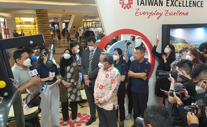 Ambassador of Taiwan, John C.Chen kunjungi salah satu booth peserta pameran | jakartainsight.com