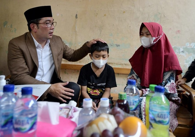 Gubernur Ridwan Kamil Kunjungi Korban Kecelakaan Truk di Bekasi