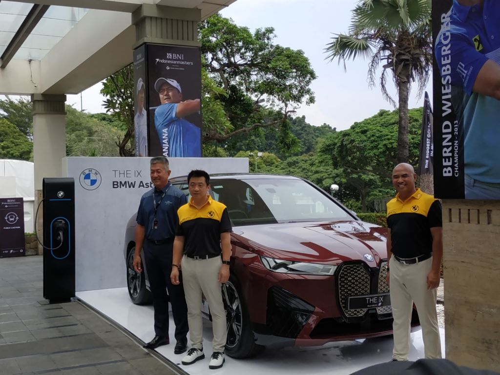 Chief Executive BMW Astra berpose didepan show unit mobil listrik BMW iX bersama Jimmy Masrin (Pendiri Indonesian Masters dan Chairman Asian Tour) dan Teguh Widodo (Operation Manager BMW Astra). | jakartainsight.com