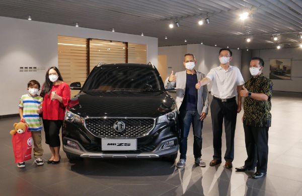 Serah Terima MG ZS kepada Pelanggan Pertama MG Motor Indonesia